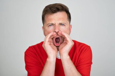 Suratında somurtkan suratlı, ağzı açık, olgun bir adam. Beni dinle!.