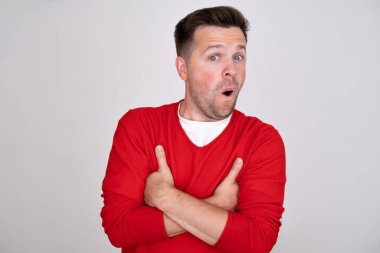 Şaşırmış genç adam inanılmaz bilgiler veriyor. Gözlerime inanamıyorum.