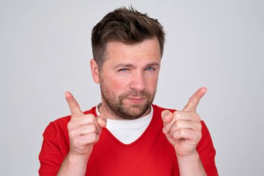 Kafkasyalı bir gencin işaret parmağı kamerasıyla seni motive ediyor. Halk yaşam tarzı konsepti. 