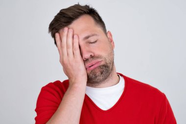 Kafası karışık, kederli, hayal kırıklığı acısı çeken, hasta suratlı bir adam. Negatif yüz insani duygu