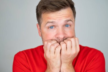 Stresli, beyaz bir adam kameraya bakıyor. Paranoya ya da zihinsel sorunları var.