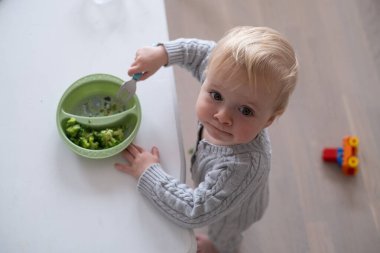 Kafkas küçük kız çatal kullanarak sebze salatası yiyor.. 