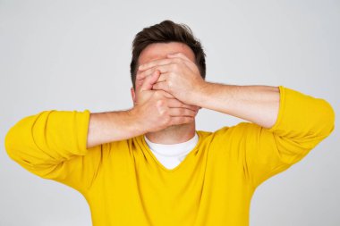 Kimliğini gizleyen, yüzünü elleriyle örten isimsiz bir adam. Küresel kriz, gıda arzı sorunu. 