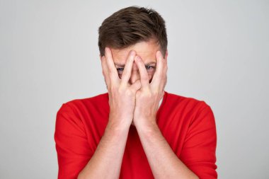 Korku filmi gibi. Korkmuş adam yüzünü avuç içlerinin arkasına saklar, parmaklarının arasından bakar, korkar. 