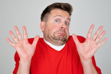 Olgun, beyaz bir adam ciddi, sert, hoşnutsuz ve kızgın görünüyor.