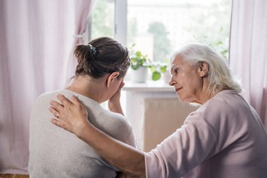  Yaşlı anne, zor bir hayat yaşayan sevgili yetişkin kız çocuğunu cesaretlendirir.. 