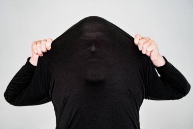 Erkek silueti kumaşı delip geçiyor. Mücadele ve içindeki şeytan konsepti. Akıl hastalığı konsepti.