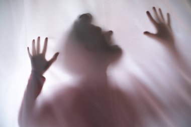 Perdenin arkasında saklanan mantal sorunları olan depresyonlu adam. Kimseye sorunlarımdan bahsedemem.