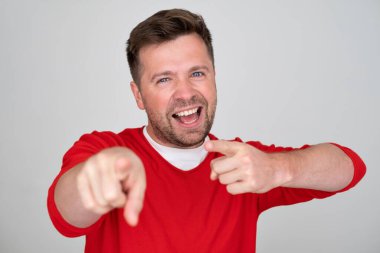 Kafkasyalı pozitif adam kameraya iki işaret parmağı doğrultuyor. Harika bir seçim. Olumlu yüz insani duygu