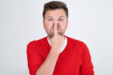  Beyaz arka planda izole edilmiş aptal jestler yapan genç bir adamın portresi. Yüksek kalite fotoğraf