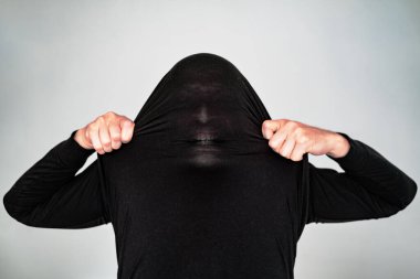 Erkek silueti kumaşı delip geçiyor. Mücadele ve içindeki şeytan konsepti. Akıl hastalığı konsepti.