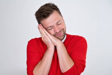 Kafkasyalı genç bir adam uyuyordu. Yorgun düşler görüyordu ve elleriyle poz veriyordu. Gözleri kapalıydı.. 