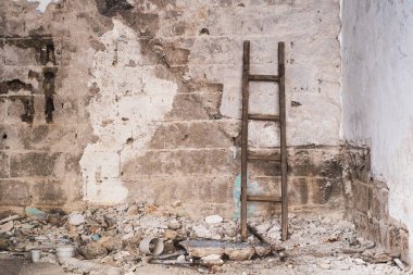 Gri paslı beton duvara karşı merdiven ve duvar kağıdı manzarası