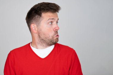 Tereddüt bir yana, metnin için fotokopi alanı da var. Konsept nedir?