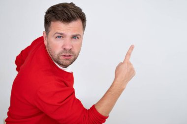 Ciddi bir adam logo reklamını göstermeyi bir kenara bırakıp dikkatini buraya ver. Stüdyo çekimi