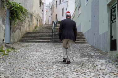 Dar Portekiz Caddelerinde Yürüyen Yaşlı Adam. Yüksek kalite fotoğraf