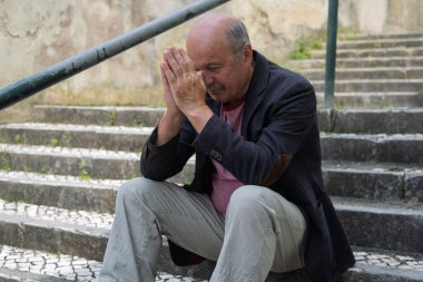 Açık Merdiven 'de oturan yaşlı İspanyol Adam Düşüncede Kaybolmuş, Yorgun ve Ateşli Hissediyor. Yüksek kalite fotoğraf