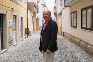 Portekiz 'in Dar Sokaklarında Yürüyen ve Gülümseyen Yaşlı Bıyıklı Adam. Yüksek kalite fotoğraf