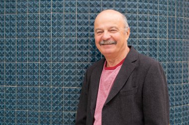 Portekiz 'in Dar Sokaklarında Yürüyen ve Gülümseyen Yaşlı Bıyıklı Adam. Yüksek kalite fotoğraf