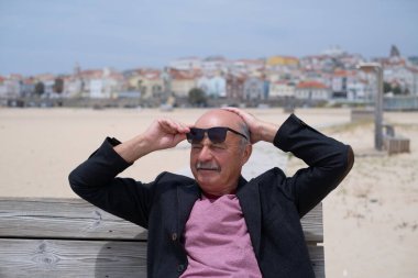 Portekiz 'de tatilde Bench' te oturan ve dinlenen yaşlı adam. Yüksek kalite fotoğraf