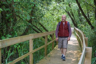 Portekiz 'de Eko-Patikada Yürüyen Yaşlı Avrupalı Adam. Yüksek kalite fotoğraf