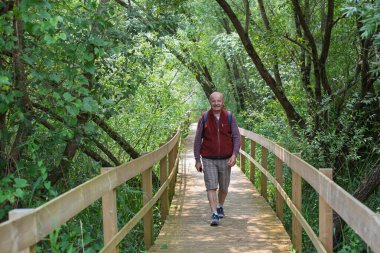 Portekiz 'de Eko-Patikada Yürüyen Yaşlı Avrupalı Adam. Yüksek kalite fotoğraf
