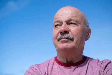 Mavi Gök 'e Karşı Yaşlı İspanyol Adam, Biraz Üzgün ve Somurtkan. Yüksek kalite fotoğraf