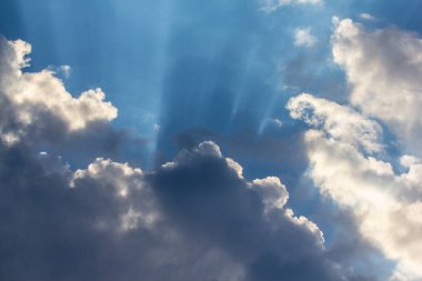 Güneş bulutların arkasında. Bu ışık ve renk kombinasyonu atmosferde meydana gelen süreçleri gösterir..