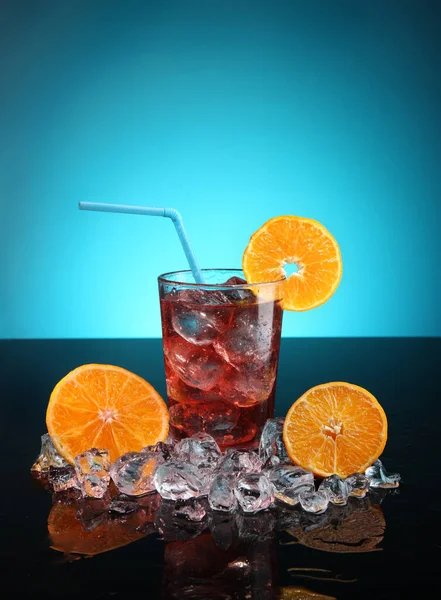 Cocktail Cerise Avec Glaçons Tranches Mandarine Sur Fond Dégradé Bleu — Photo