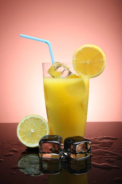 Cocktail Fruits Avec Glaçons Tranches Citron Sur Fond Dégradé — Photo