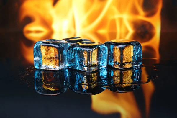 炎の背景に氷のキューブ ストック写真