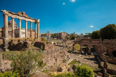 Roma Forumu, Roma, İtalya 'da kemerler ve sütunlar. Tarihi eserlerin antik kalıntıları. Colosseum ve Palatine Hill yakınlarındaki Foro Romano..