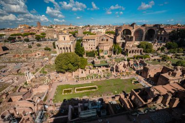 Roma Forumu, Roma, İtalya 'da kemerler ve sütunlar. Tarihi eserlerin antik kalıntıları. Colosseum ve Palatine Hill yakınlarındaki Foro Romano..