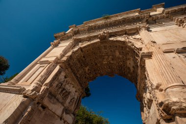 Roma Forumu, Roma, İtalya 'da kemerler ve sütunlar. Tarihi eserlerin antik kalıntıları. Colosseum ve Palatine Hill yakınlarındaki Foro Romano..