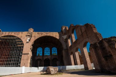 Roma Forumu, Roma, İtalya 'da kemerler ve sütunlar. Tarihi eserlerin antik kalıntıları. Colosseum ve Palatine Hill yakınlarındaki Foro Romano..
