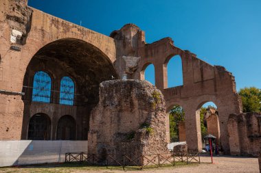 Roma Forumu, Roma, İtalya 'da kemerler ve sütunlar. Tarihi eserlerin antik kalıntıları. Colosseum ve Palatine Hill yakınlarındaki Foro Romano..