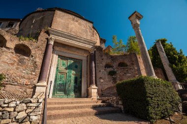 Roma Forumu, Roma, İtalya 'da kemerler ve sütunlar. Tarihi eserlerin antik kalıntıları. Colosseum ve Palatine Hill yakınlarındaki Foro Romano..