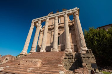 Roma Forumu, Roma, İtalya 'da kemerler ve sütunlar. Tarihi eserlerin antik kalıntıları. Colosseum ve Palatine Hill yakınlarındaki Foro Romano..