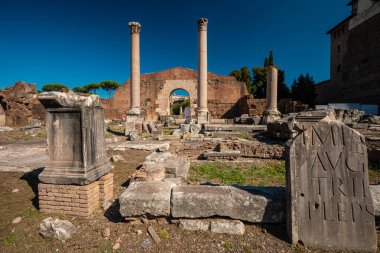 Roma Forumu, Roma, İtalya 'da kemerler ve sütunlar. Tarihi eserlerin antik kalıntıları. Colosseum ve Palatine Hill yakınlarındaki Foro Romano..