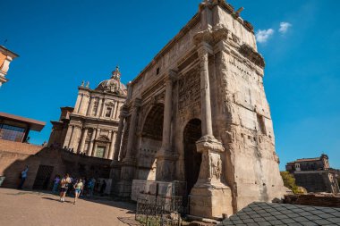 Roma Forumu, Roma, İtalya 'da kemerler ve sütunlar. Tarihi eserlerin antik kalıntıları. Colosseum ve Palatine Hill yakınlarındaki Foro Romano..