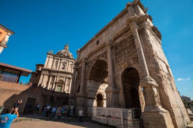Roma Forumu, Roma, İtalya 'da kemerler ve sütunlar. Tarihi eserlerin antik kalıntıları. Colosseum ve Palatine Hill yakınlarındaki Foro Romano..