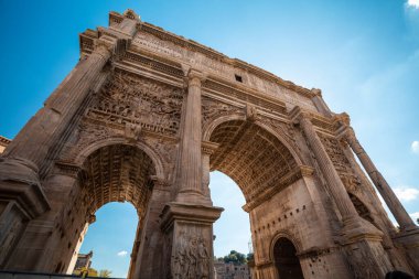 Roma Forumu, Roma, İtalya 'da kemerler ve sütunlar. Tarihi eserlerin antik kalıntıları. Colosseum ve Palatine Hill yakınlarındaki Foro Romano..
