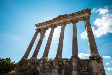 Roma Forumu, Roma, İtalya 'da kemerler ve sütunlar. Tarihi eserlerin antik kalıntıları. Colosseum ve Palatine Hill yakınlarındaki Foro Romano..