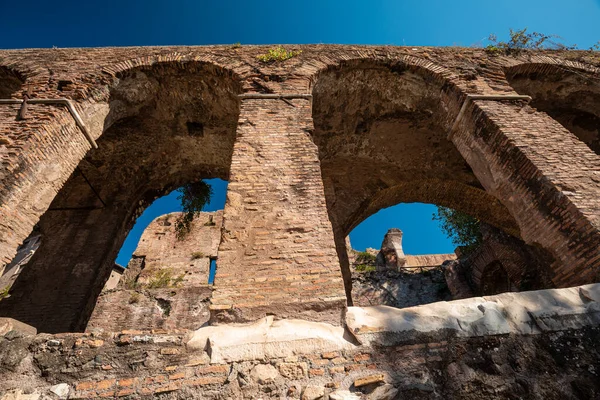 罗马论坛 拱门和柱子在罗马 意大利 古老的历史遗迹 Colosseum和Palatine Hill附近的Foro Romo — 图库照片