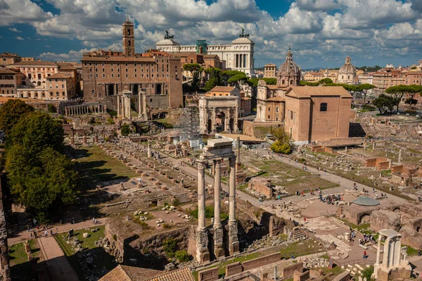Römisches Forum Bögen Und Säulen Rom Italien Antike Ruinen Historischer Stockfoto