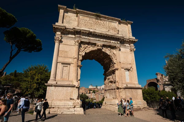 罗马论坛 拱门和柱子在罗马 意大利 古老的历史遗迹 Colosseum和Palatine Hill附近的Foro Romo 图库照片