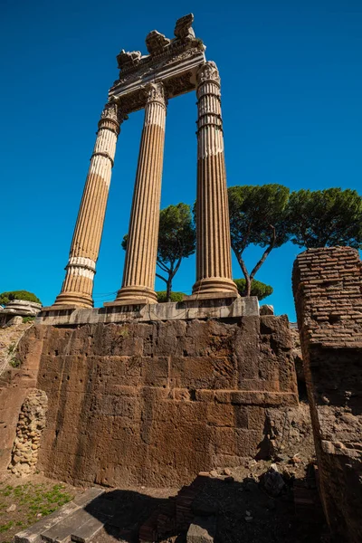 罗马论坛 拱门和柱子在罗马 意大利 古老的历史遗迹 Colosseum和Palatine Hill附近的Foro Romo 免版税图库照片