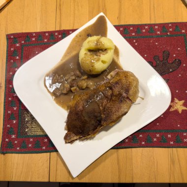 Gaensebrust  mit Kloss und Maronensauce zum Weihnachtsabend