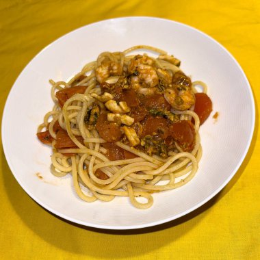 Extra lange Spaghetti mit Frutti di Mare