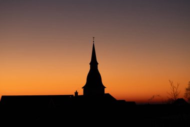 Nach einer klaren Winternacht der spektakulaere Sonnenaufgang